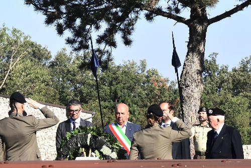 L'assessore regionale Pierpaolo Roberti (secondo da sinistra nella foto) alla Foiba di Basovizza