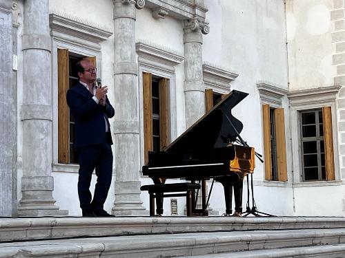 Il vicegovernatore Mario Anzil a Villa Manin prima del concerto di Sebastian Di Bin