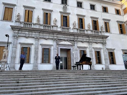 Il vicegovernatore Mario Anzil a Villa Manin prima del concerto di Sebastian Di Bin