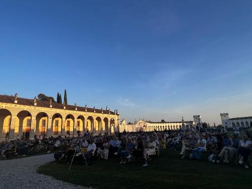 Il pubblico di Villa Manin in attesa del concerto del pianista Sebastian Di Bin