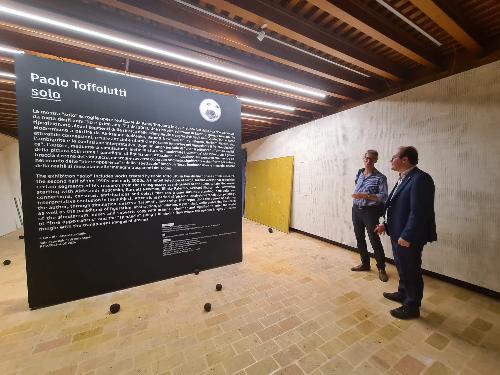 Il vicegovernatore Mario Anzil visita la mostra "Solo" di Paolo Toffolutti