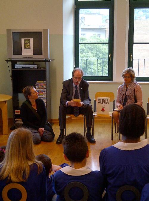 Gianni Torrenti (Assessore regionale Cultura), con Paola Sigmund (Dirigente scolastica) e Mara Fabbro (Educatrice), incontra i bambini della scuola Filzi-Grego nella staffetta "Un libro lungo un giorno" della prima Giornata regionale per il fomento alla lettura (Progetto "crescere leggendo" della Damatrà onlus) - Trieste 30 aprile 2014