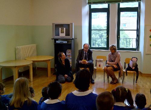 Gianni Torrenti (Assessore regionale Cultura), con Paola Sigmund (Dirigente scolastica) e Mara Fabbro (Educatrice), incontra i bambini della scuola Filzi-Grego nella staffetta "Un libro lungo un giorno" della prima Giornata regionale per il fomento alla lettura (Progetto "crescere leggendo" della Damatrà onlus) - Trieste 30 aprile 2014