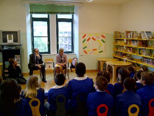 Gianni Torrenti (Assessore regionale Cultura), con Paola Sigmund (Dirigente scolastica) e Mara Fabbro (Educatrice), incontra i bambini della scuola Filzi-Grego nella staffetta "Un libro lungo un giorno" della prima Giornata regionale per il fomento alla lettura (Progetto "crescere leggendo" della Damatrà onlus) - Trieste 30 aprile 2014