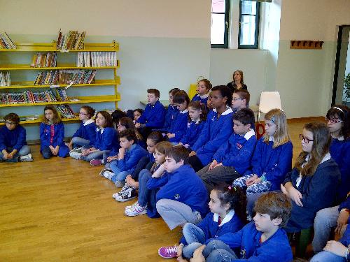 Bambini della scuola Filzi-Grego nella staffetta "Un libro lungo un giorno" della prima Giornata regionale per il fomento alla lettura (Progetto "crescere leggendo" della Damatrà onlus) - Trieste 30 aprile 2014
