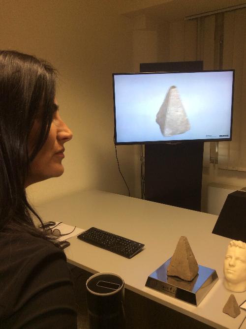 Francesca Barracciu (Sottosegretario Beni e Attività Culturali e Turismo) e la digitalizzazione in 3D di un reperto archeologico all'Area Science Park di Padriciano nel Digital-Day (D-Day) di Go On FVG - Trieste 05/05/2014