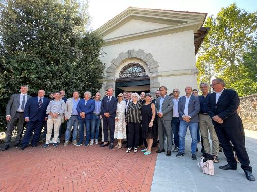 I partecipanti alla firma del Contratto di fiume del Natisone a Manzano. Al centro l'assessore regionale Fabio Scoccimarro