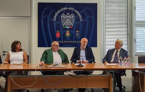 L'intervento dell'assessore regionale alla Salute Riccardo Riccardi (secondo da destra) durante l'incontro svoltosi a Pordenone