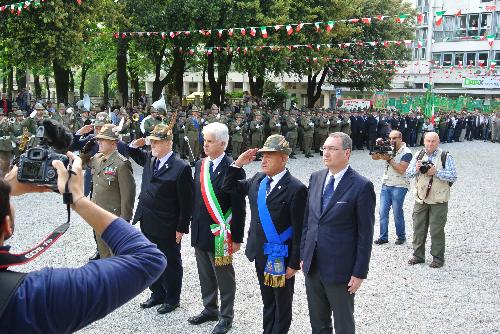 Sergio Bolzonello (Vicepresidente FVG) alla deposizione di una Corona d'alloro ai Caduti, in piazza Ellero dei Mille, cerimonia d'avvio dell'ottantasettesima Adunata nazionale degli Alpini - Pordenone 09/05/2014