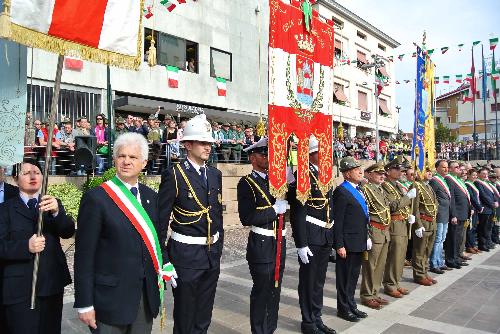 Claudio Pedrotti (Sindaco Pordenone) all'Alzabandiera in piazza XX Settembre, cerimonia d'avvio dell'ottantasettesima Adunata nazionale degli Alpini - Pordenone 09/05/2014