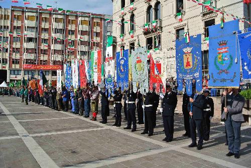 Labari all'Alzabandiera in piazza XX Settembre, cerimonia d'avvio dell'ottantasettesima Adunata nazionale degli Alpini - Pordenone 09/05/2014