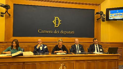 L'assessore regionale Barbara Zilli, al centro, alla Camera dei deputati per la presentazione della ristampa della Bibbia di Gutenberg realizzata dallo Scriptorium Foroiuliense di San Daniele del Friuli