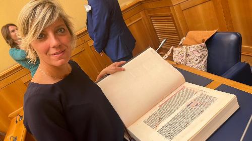 L'assessore Barbara Zilli con una copia del manufatto che riproduce la Bibbia di Gutenberg