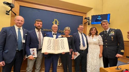 La presentazione alla Camera dei deuptati della riedizione in serie limitata della Bibbia di Gutenberg, con al centro l'assessore regionale Barbara Zilli