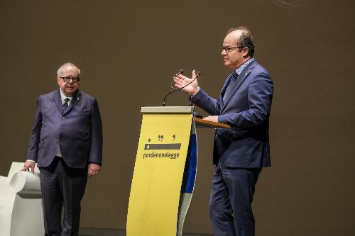 L'intervento di saluto del vicegovernatore con delega alla Cultura Mario Anzil durante la cerimonia di inaugurazione di pordenonelegge