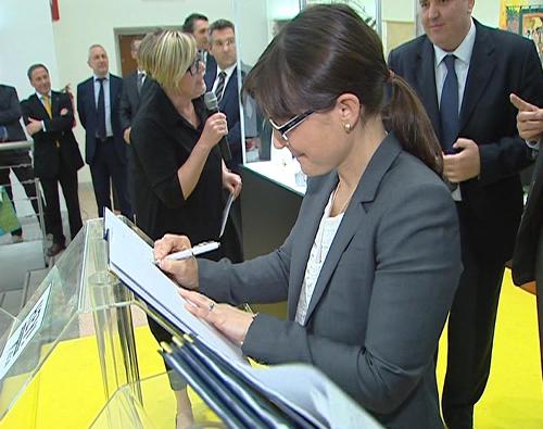 Debora Serracchiani (Presidente Friuli Venezia Giulia) firma la Carta internazionale dell'Artigianato artistico - Cividale del Friuli 09/05/2014
