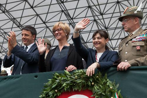 Matteo Renzi (Presidente Consiglio Ministri), Roberta Pinotti (Ministro Difesa), Debora Serracchiani (Presidente Regione Friuli Venezia Giulia) e Alberto Primicerj (Generale di Corpo d'Armata, comandante Truppe Alpine) alla sfilata dell'ottantasettesima Adunata nazionale degli Alpini - Pordenone 11/05/2014