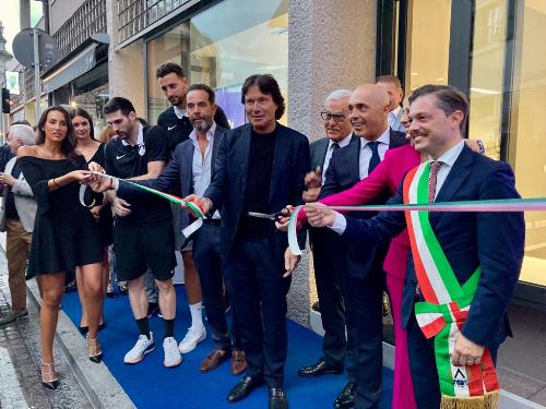 Un momento dell'inaugurazione della nuova sede di Sky Energy a Udine. Al centro l'assessore alle Attività produttive Sergio Emidio Bini