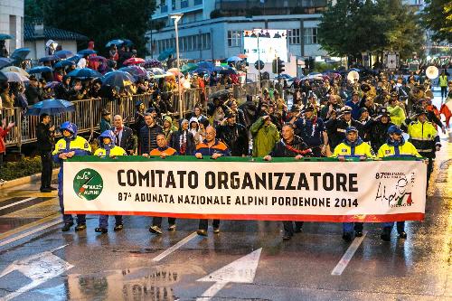 Il Comitato orgianizzatore chiude la sfilata dell'ottantasettesima Adunata nazionale degli Alpini - Pordenone 11/05/2014