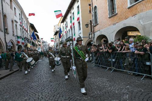 La Fanfara della Brigata Julia in corso Vittorio Emanuele II, in sfilata verso il Municipio, nell'ottantasettesima Adunata nazionale degli Alpini - Pordenone 09/05/2014