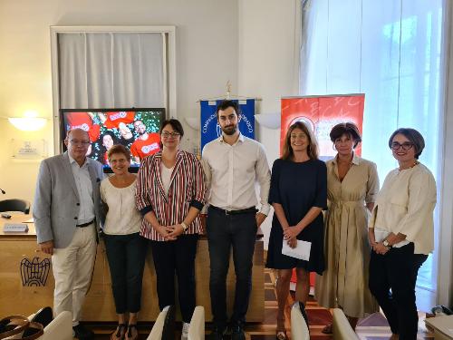 L'assessore Rosolen (seconda da destra) alla conferenza stampa dell'Abc Burlo a Trieste