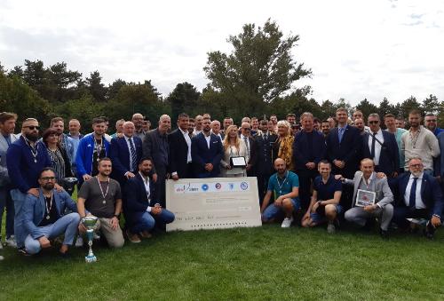 Foto di gruppo per gli organizzatori, partecipanti e autorità.