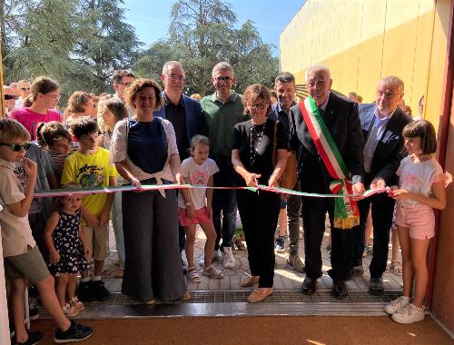 Il taglio del nastro alla scuola Pirona di Dignano alla presenza dell'assessore regionale Pierpoaolo Roberti