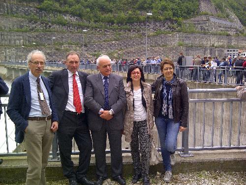 Americo Pippo (Presidente Consorzio Bonifica Cellina Meduna) e Sara Vito (Assessore regionale Ambiente ed Energia) tra i sindaci Pieromano Anselmi e Franca Quas (Montereale Valcellina e Andreis) - Diga di Ravedis 23/05/2014