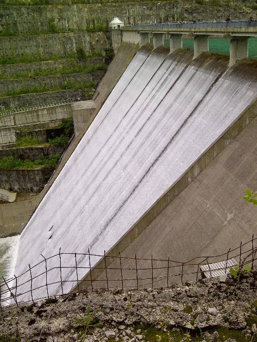 La diga di Ravedis nel giorno della terza prova d'invaso con la quale è stato portato a termine il collaudo della grande opera sul torrente Cellina - 23/05/2014