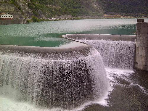 La diga di Ravedis nel giorno della terza prova d'invaso con la quale è stato portato a termine il collaudo della grande opera sul torrente Cellina - 23/05/2014