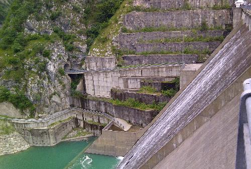 La diga di Ravedis nel giorno della terza prova d'invaso con la quale è stato portato a termine il collaudo della grande opera sul torrente Cellina - 23/05/2014