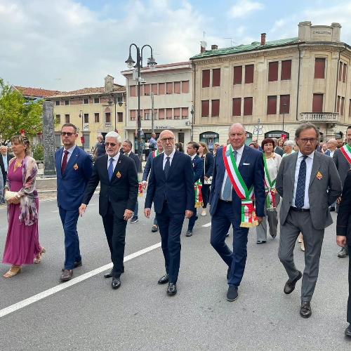 L'assessore regionale Riccardo Riccardi mentre sfila con le altre autorità