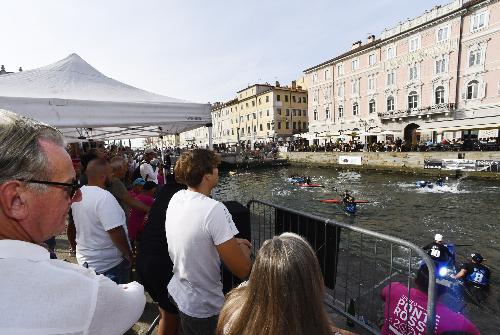 L'assessore regionale Fabio Scoccimarro mentre assiste alla finale del Trofeo Ponterosso di canoa polo