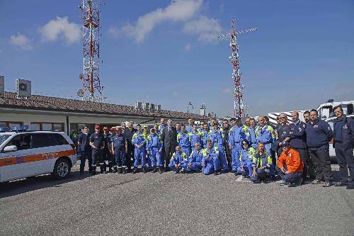 Paolo Panontin (Assessore Protezione civile FVG) con il gruppo di Protezione civile in partenza per la Bosnia, in aiuto delle popolazioni colpite dalla pesante alluvione che ha devastato i Balcani nei giorni scorsi - Palmanova 29/05/2014