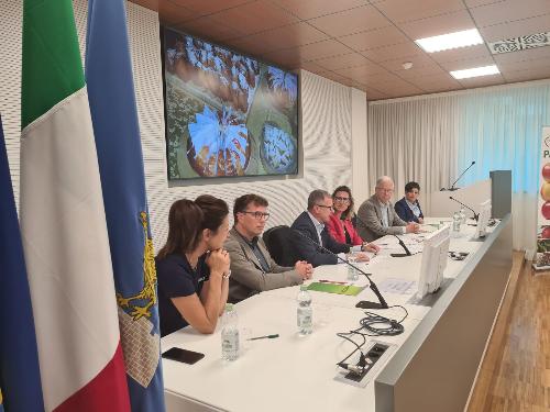 Un momento della conferenza di presentazione della 52esima Mostra regionale della mela di Pantianicco. Al centro l'assessore regionale Stefano Zannier