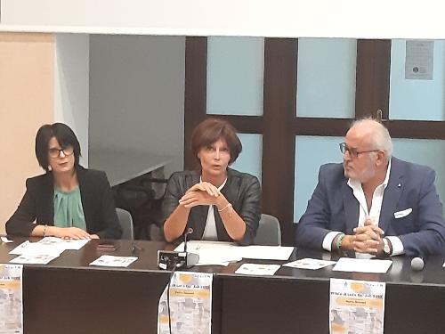 L'assessore regionale al Lavoro Alessia Rosolen (al centro della foto) alla sala Dora Bassi di Gorizia con il vicesindaco Chiara Gatta e il primo cittadino Rodolfo Ziberna