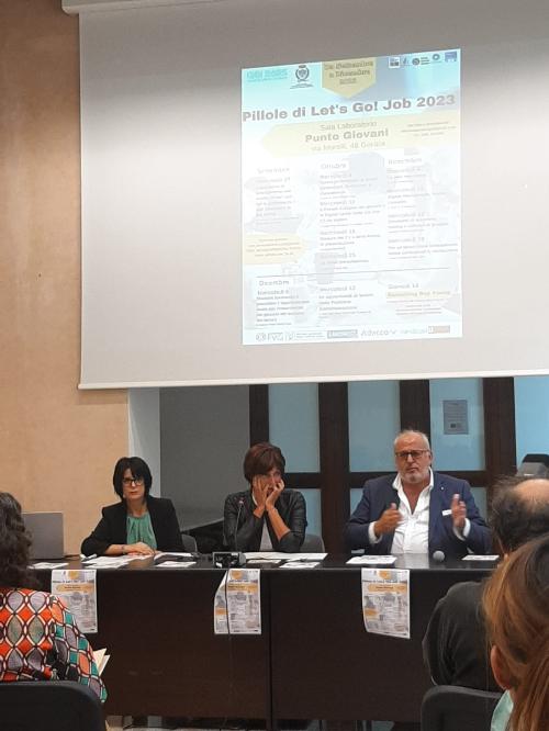 L'assessore regionale al Lavoro Alessia Rosolen (al centro della foto) alla sala Dora Bassi di Gorizia con il vicesindaco Chiara Gatta e il primo cittadino Rodolfo Ziberna