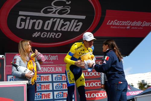 Debora Serracchiani (Presidente Friuli Venezia Giulia) alla premiazione dell'australiano Michael Rogers, vincitore della Maniago-Zoncolan, XX Tappa del Giro d'Italia - Monte Zoncolan 31/05/2014