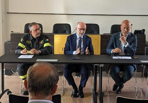 L'assessore regionale alla Protezione Civile Riccardo Riccardi (al centro) durante l'incontro svoltosi a Udine, alla presenza del Prefetto Massimo Marchesiello (a destra) e il comandante dei vigili del fuoco del Comando di Udine, Giorgio Basile (a sinistra)