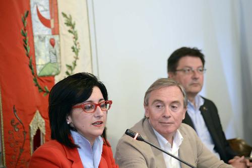 Sara Vito (Assessore regionale Ambiente), Luciano Patat (Sindaco Cormons) ed Enrico Gherghetta (Presidente Provincia Gorizia) all'incontro pubblico sulla discarica in località Pecol dei Lupi - Cormons 04/06/2014