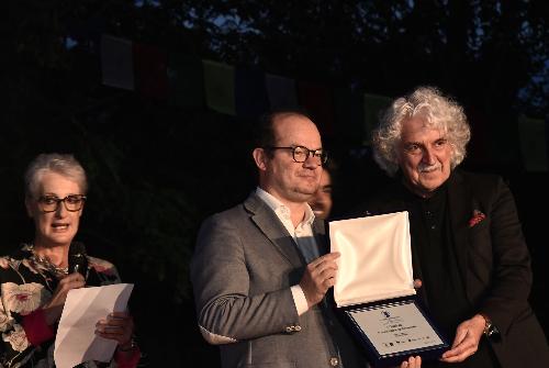 Il vicegovernatore Mario Anzil premia il vincitore del premio Midolini 2023 Alfonso Firmani