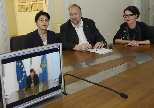 Debora Serracchiani (Presidente Friuli Venezia Giulia) in videoconferenza da Udine con Mariagrazia Santoro (Assessore regionale Pianificazione territoriale), Roberto Cosolini ed Elena Marchigiani (Sindaco e assessore Pianificazione urbana Comune Trieste) sul Protocollo d'intesa tra MiBACT-Ministero dei Beni e delle Attività Culturali e del Turismo e Regione autonoma Friuli Venezia Giulia propedeutico alla sottoscrizione di un accordo volto a disciplinare l'occupazione di suolo pubblico mediante dehors - Trieste 06/06/2014