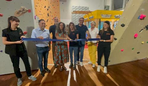 L’inaugurazione della nuova parete di roccia realizzata dall’Associazione sportiva dilettantistica Olympic Rock negli spazi di proprietà del Comune di Trieste, in via Frescobaldi 23.