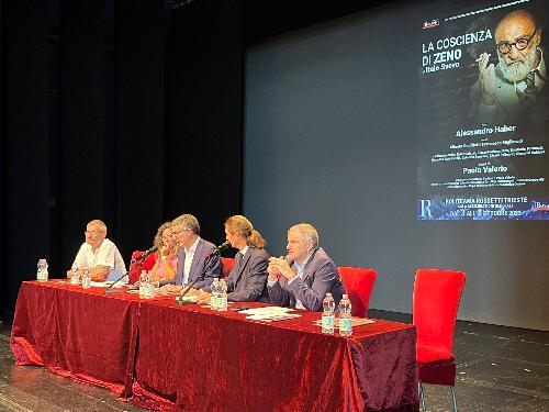 L'assessore regionale alle Autonomie locali Pierpaolo Roberti (al centro) in occasione della presentazione, a cent'anni dalla pubblicazione, della nuova produzione de "La Coscienza di Zeno" di Italo Svevo con Alessandro Haber e la regia di Paolo Valerio, che apre la stagione 2023-24 del Teatro Rossetti di Trieste.