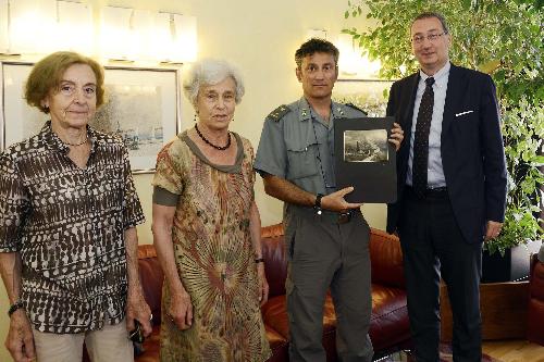 Teodora e Faustina, figlie di Francesco Caldart, comandante della Milizia forestale nazionale di Trieste negli Anni '30, Diego Masiello (Coordinatore Centro didattico naturalistico di Basovizza-Servizio CFR) e Sergio Bolzonello (Vicepresidente FVG e assessore Risorse agricole e forestali) - Trieste 10/06/2014