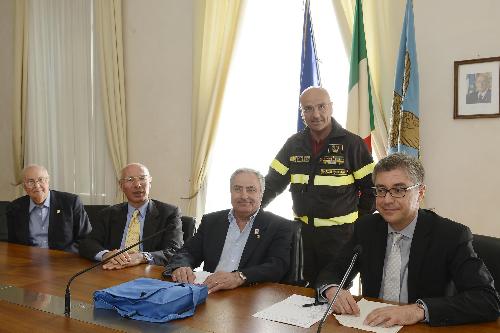 Ruggero Pignatelli (Segretario ANVVF), Carlo Dall'Oppio (Comandante Provinciale Vigili del Fuoco Trieste), Gianni Andreanelli (Presidente ANVVF-Associazione Nazionale Vigili del Fuoco), Giuseppe Loberto (Capo del cerimoniale XXI Raduno nazionale VVF) e Francesco Peroni (Assessore regionale Finanze) alla presentazione del XXI Raduno nazionale dei Vigili del Fuoco - Trieste 12/06/2014