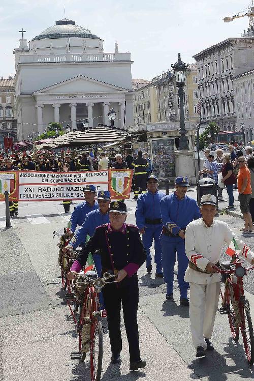 Sfilata dei Pompieri per il XXI Raduno dell'Associazione Nazionale dei Vigili del Fuoco, sul Canal Grande - Trieste 14/06/2014