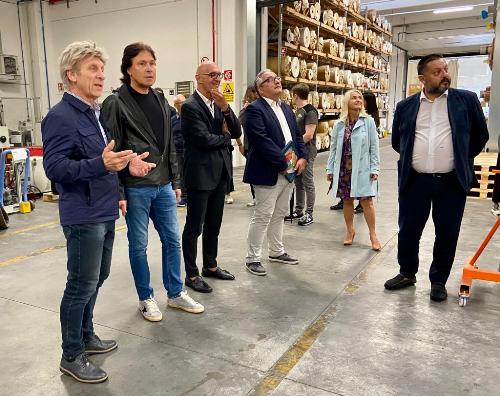 Uno dei soci della Lamitex illustra all'assessore regionale Sergio emidio Bini l'attività svolta da Lamitex