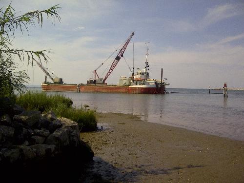 La draga escavatrice dell'impresa Cicuttin di Latisana che opera all'imbocco del Canale Est-Ovest, per conto del Consorzio per lo  Sviluppo Industriale del Comune di Monfalcone - Villaggio del Pescatore (TS) 18/06/2014