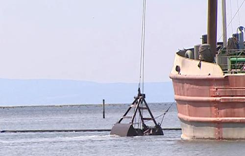 La draga escavatrice dell'impresa Cicuttin di Latisana che opera all'imbocco del Canale Est-Ovest, per conto del Consorzio per lo  Sviluppo Industriale del Comune di Monfalcone - Villaggio del Pescatore (TS) 18/06/2014